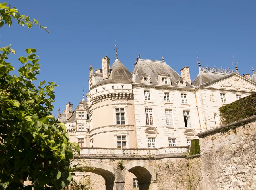 La façade Renaissance du château du Lude et son pont de pierre