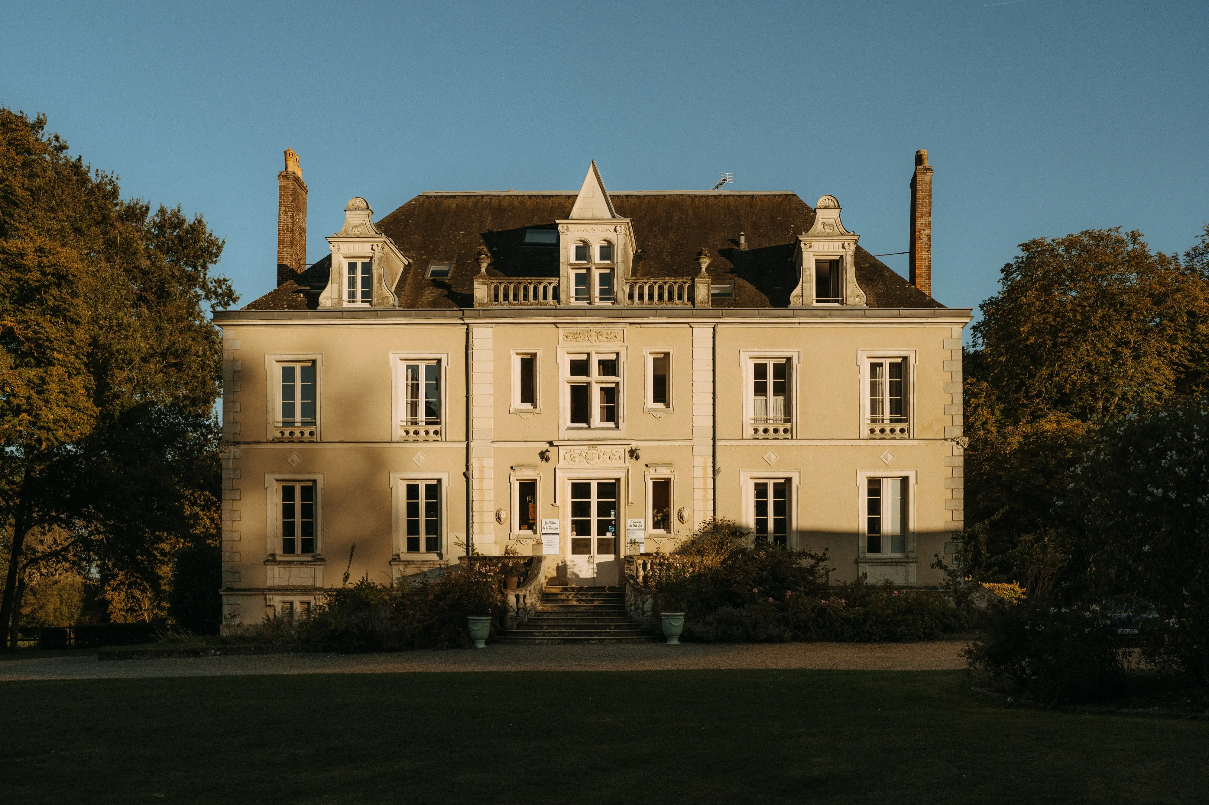 Façade du château au soleil couchant