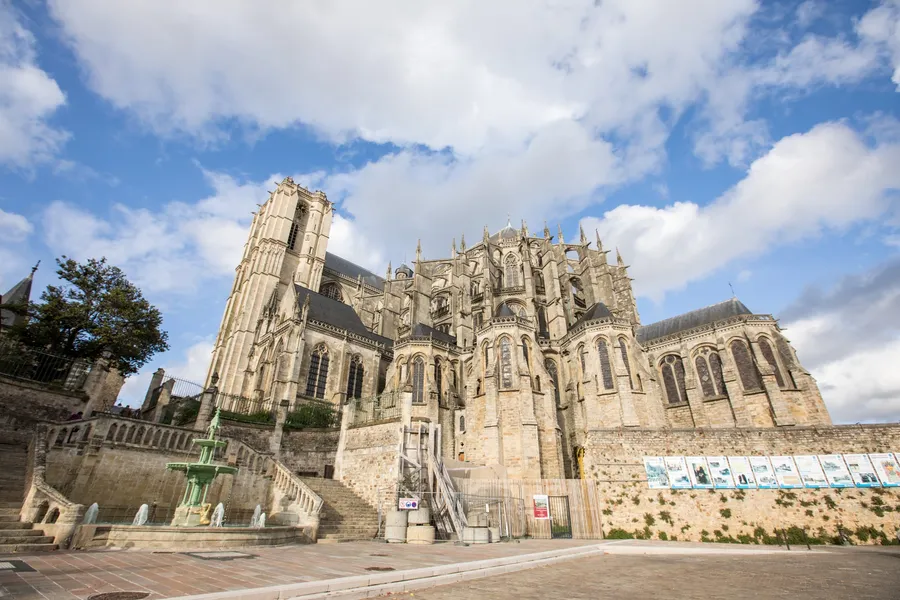 Le chevet gothique de la cathédrale Saint-Julien, vu de la place